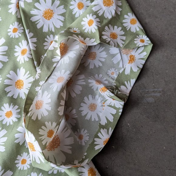 Boutique Green White Floral Daisy Puff Shoulder Short Sleeve Blouse - Picture 8 of 9